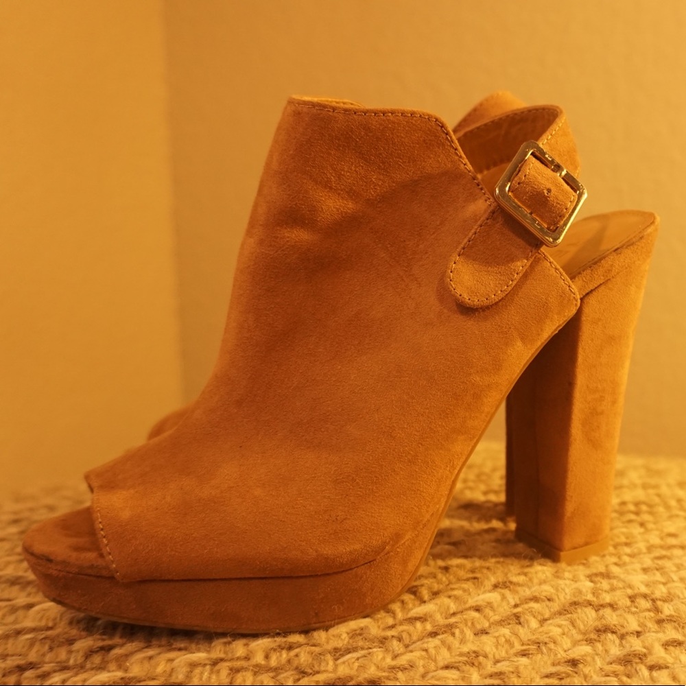 Open toed nude colored wedges. Stylish for Fall. Women’s (size 7).
